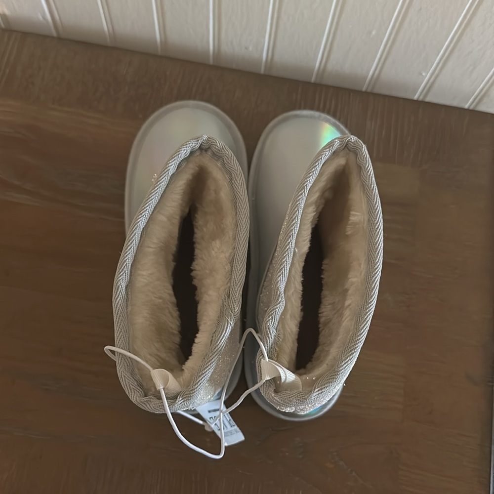 The Childrens Place Sz 5 Y Chalet Boots Faux Fur Lined Silver Holographic Emoji - Picture 10 of 15